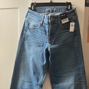 Old Navy Mid Rise Wide Leg Jean. Size 6. Never worn.